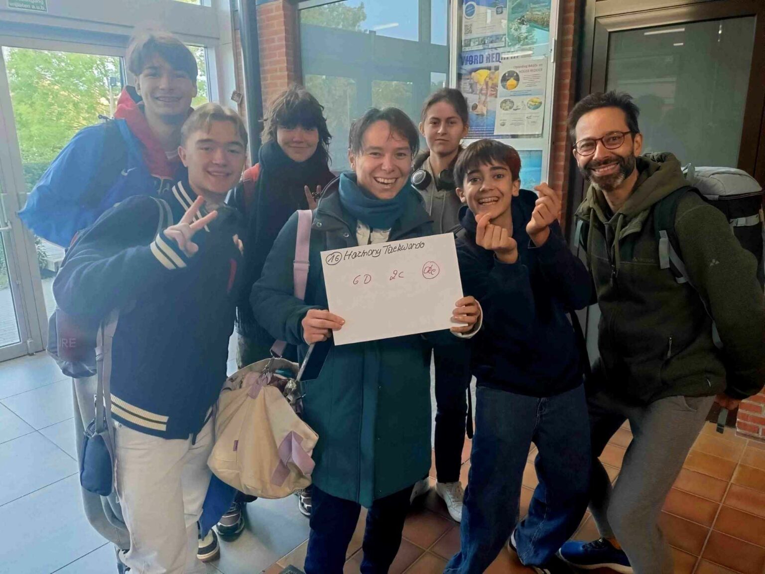 Equipe Poomsae tenant l'enveloppe de Harmony pour sa 1e compétition