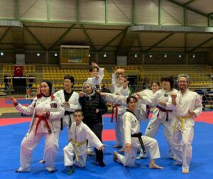 Equipe Poomsae posant comme les Power Rangers à l'Open de Liège 2026 Poomsae