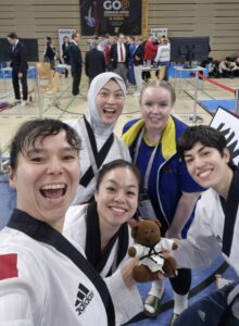 Joelle et des athlètes de grande Bretagne, Italie et Allemagne de la catégorie U40